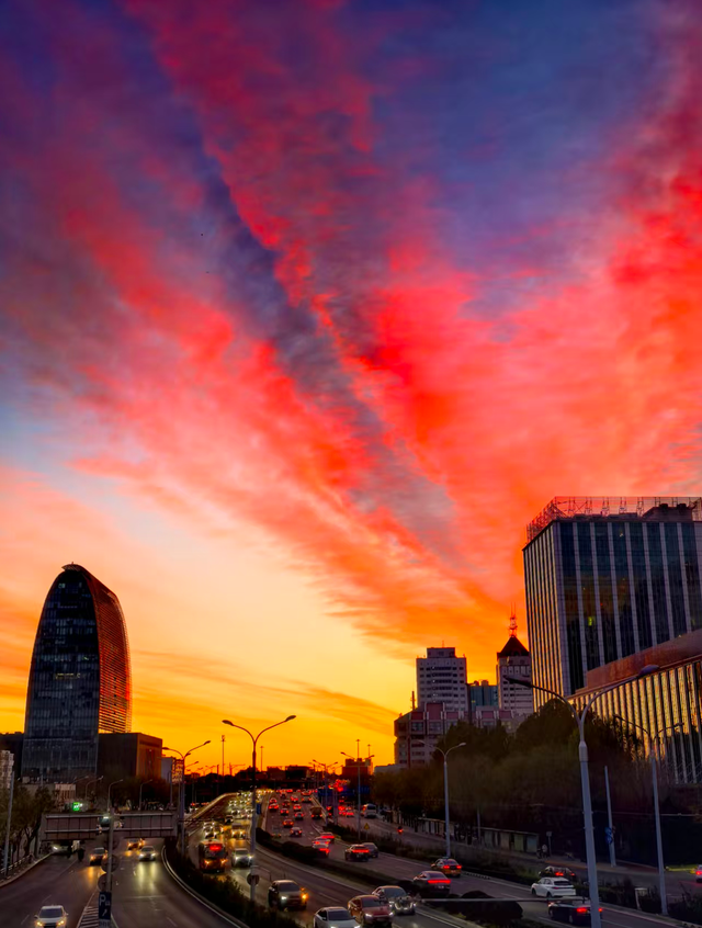 朝色漫染	，天空披彩，北京的晨光太治愈了！