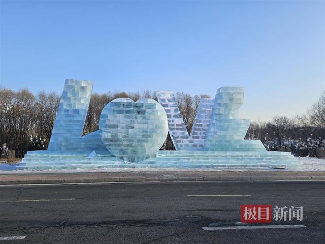 哈尔滨冰雪大世界开园首日，湖北游客惊叹：来东北还能看到家乡的黄鹤楼