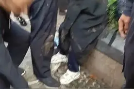 重庆一男童坠入窨井被爷爷救起，居民：抽水后井盖没有盖好图片