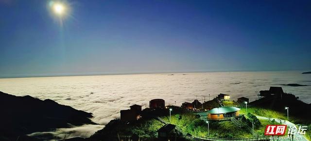 【每日一图@湖南】月夜风车与霞光云海同框？初冬的桂东万洋山做到了