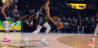 太帅了呀！哈利伯顿复刻白巧克力手肘传球 可惜利拉德没进啊！图片