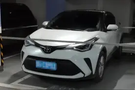 车位业主封住“蹭位车”，强占车位就应该承担责任图片