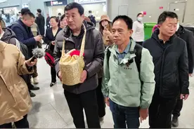 等来故乡梨花开，离乡75年老兵魂归故里图片