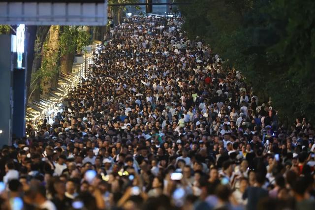 这周末的新民大街又有惊喜！走，去打卡董宇辉同款！