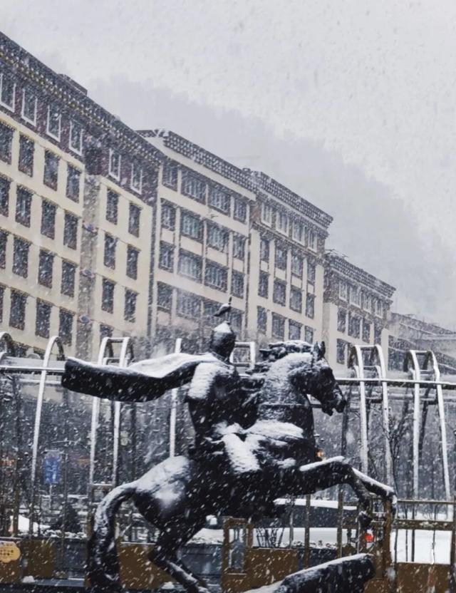 来这个小城看雪泡温泉，美哭了！