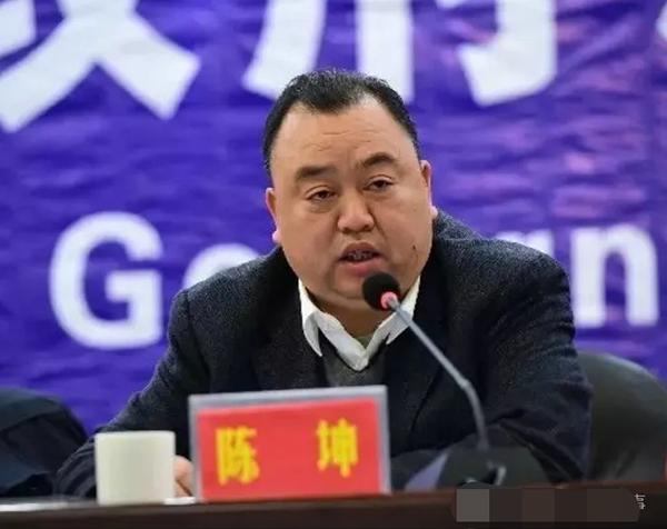 官员纵容儿子奢靡 单次赌球超百万