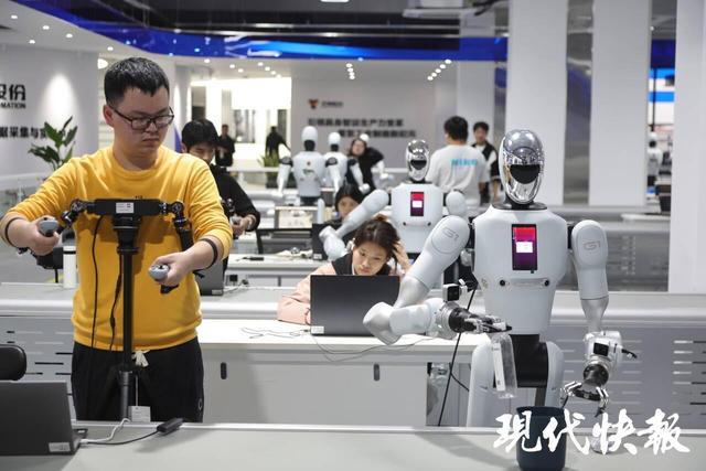 2025全国地方媒体总编辑看无锡｜无锡市首个专注于工业场景的具身智能训练平台正式启用