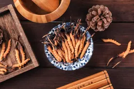 无证销售75克冬虫夏草，罚没15300元！图片