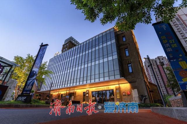 一年四季 泉在济南丨灯火如昼映新潮，济南1922电竞新媒体产业园展现夏夜新风尚