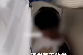 年轻人火车下铺挂帘子不让70岁老人坐，这届网友吵起来了图片