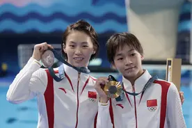 女子单人十米台，中国跳水“双子星”包揽金银牌图片