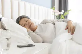 睡觉时总感觉腿上有虫子在爬，67岁阿姨开始疑神疑鬼图片
