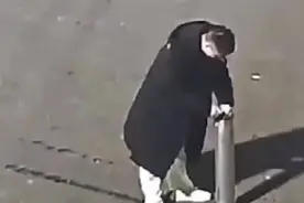 男子点烟花瞬间被炸倒地 业内人士：专业燃放类烟花多为“快引线”图片