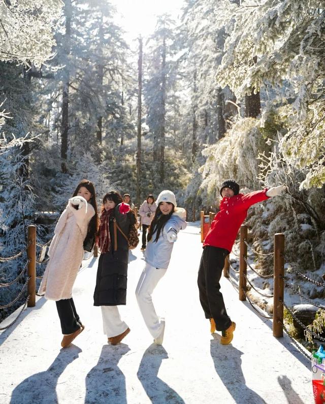 快@喜欢的人，一起去爬瓦屋山吧！