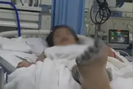 女孩充电玩手机遭电击，面临截肢！这些错误动作你可能也在做图片