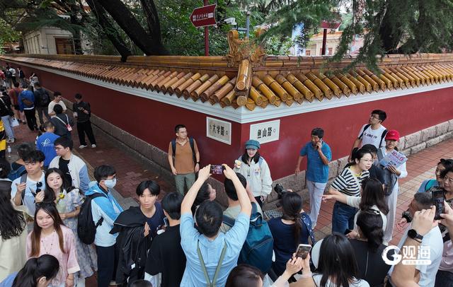 假期期间，青岛老城区游客纷至