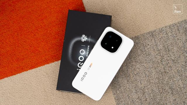 iQOO 15 体验：性能续航拉满后，电竞旗舰开始卷影像了
