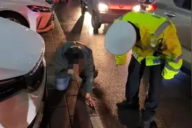 交警正能量 | 男子酒后摔倒，运城公安交警暖心救助图片