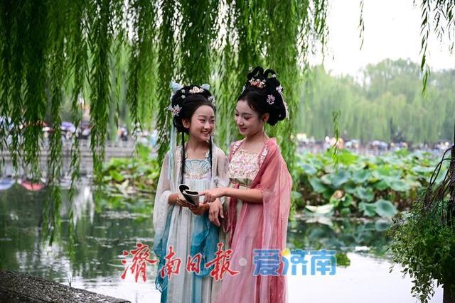 雨中曲水亭 汉服映古韵