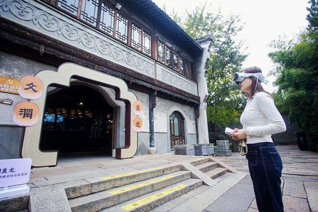 探访2025乌镇峰会：当AI眼镜邂逅“桐小乌”，数字技术让古籍“活”起来