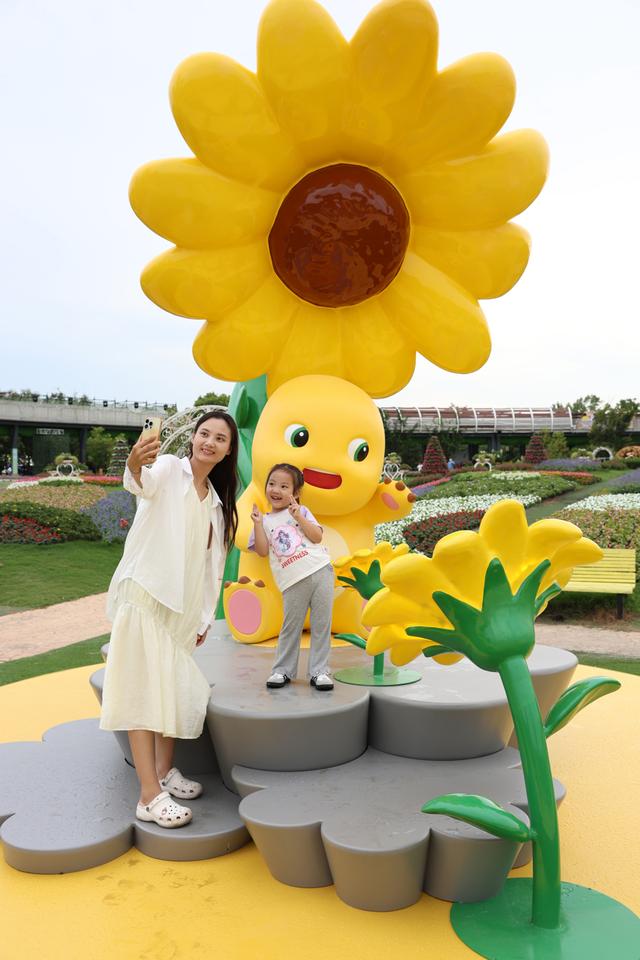 场面｜多变“奶龙”潜入花海：浦江郊野公园秋季花展开启