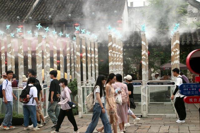 江苏苏州：山塘喷雾为游客送清凉