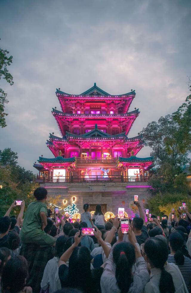 白天是南京，夜晚是金陵