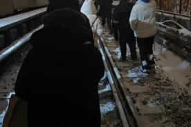 北京地铁昌平线车厢分离事件亲历乘客：正在雪地里步行离开图片
