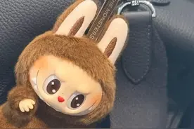 连贝克汉姆都上头，Labubu在全球杀疯了！带动泡泡玛特4月欧美销量狂飙，TikTok涨粉68%图片