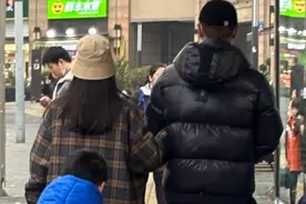 知名演员任重陪孙骁骁逛街，被曝在重庆定居，已育有子女图片