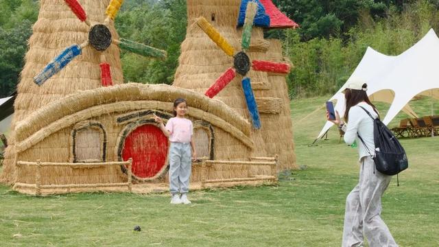 东港，把红叶与暖阳都拥入怀