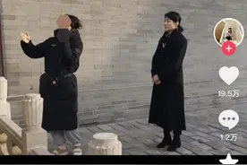 陪同周涛的“鸡窝头”讲解员走红，本人回应图片