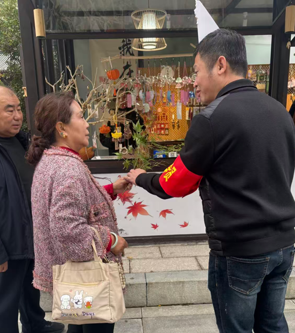 “党建红”点亮“枫”景丨栖霞山 “红枫护卫队” 上线！