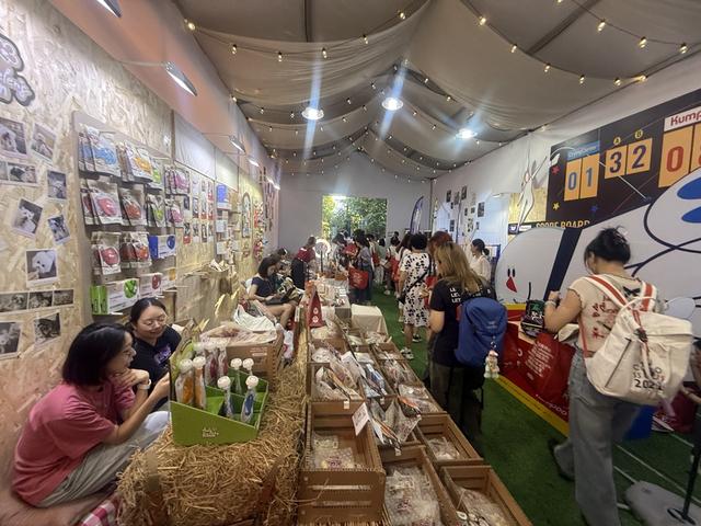 小红书首个线下市集火爆出圈，不靠餐饮靠创意，新型市集有哪些启示？
