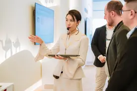 海澜之家定制汉服亮相MWC2025中国移动展台图片