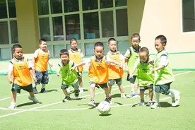 足球嘉年华活动尽展“小将”风采图片