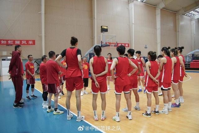 中国女篮83-86不敌云南财大男篮
