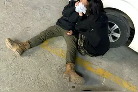 塑料袋套住口鼻，空乘小姐姐这招急救法救了他一命，善举被点赞图片