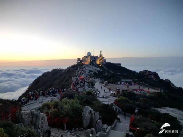在秋日岱顶 邂逅一场金色的梦幻日出