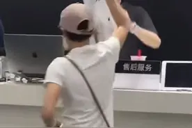 网友偶遇全红婵到广州逛街给妈妈买手机，进店就问：“什么手机最好，送给妈妈的”图片