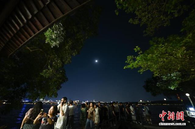 中秋明月照西湖 烂漫“月湖”醉游人
