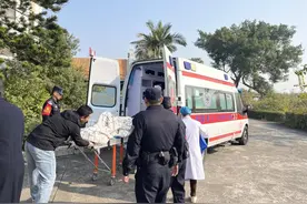 孕妇列车上羊水破裂，铁警分秒必争开展救援图片
