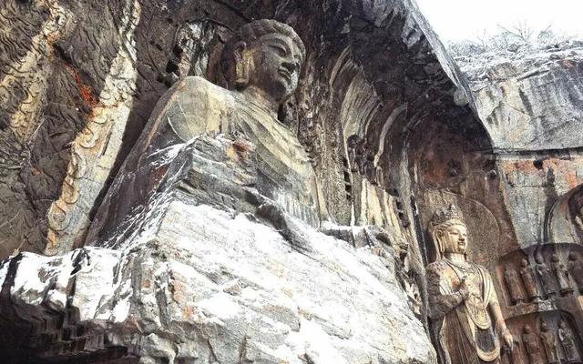 “洛阳怎么一下雪，就封神。”
