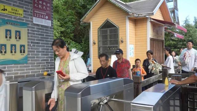 从“沉睡地下长城”到网红古镇   看万山如何“涅槃重生”→