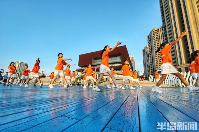 “爱在青岛的街头”快闪上演，老青少三代用歌舞燃动夏日