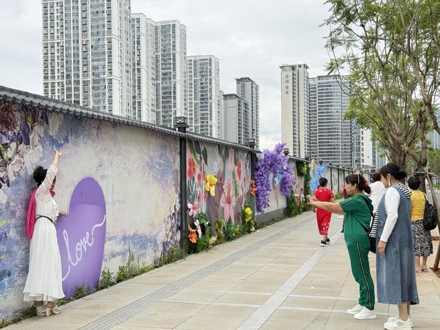 巫家坝 “童话街”走红 成城市新打卡点