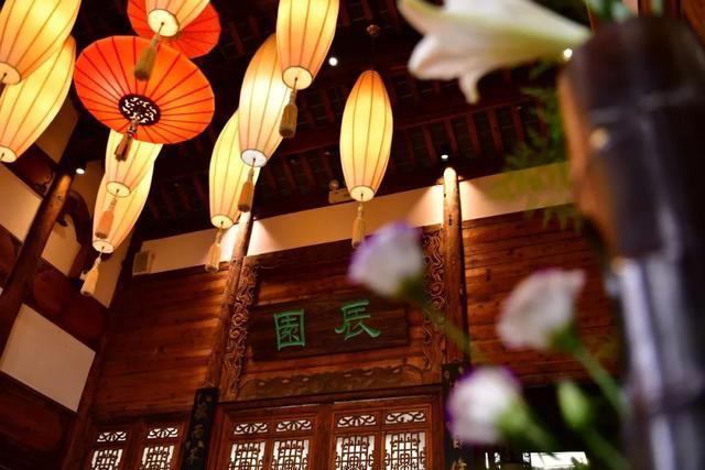 热热热热闹极了！来副中心蹦“水迪”、淘文创……解锁N种清凉玩法~