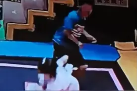 触目惊心！玩蹦床，幼童骨折、伤残……家长们，千万小心图片