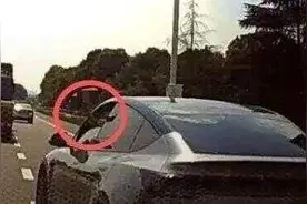 特斯拉司机高速4次变道别车，比侮辱手势！警方：寻衅滋事，行拘5日图片