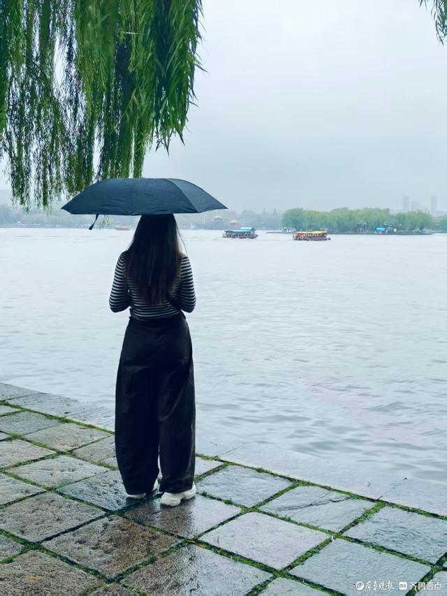 雨中漫步大明湖